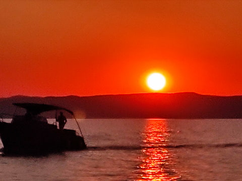 Rybářské loď při západu slunce 